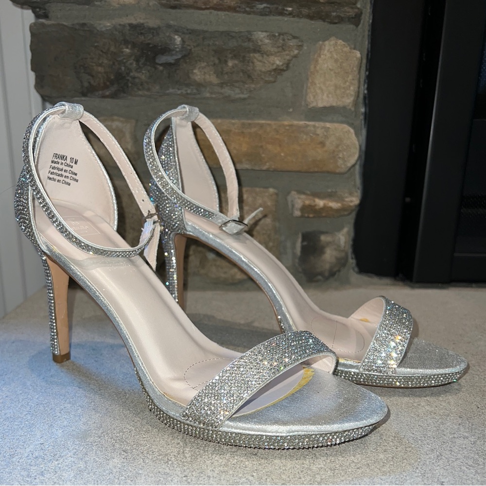 NIB & NWT DB Studio Franka Silver Crystal Embellished 4” Heel Sandals Size 10.